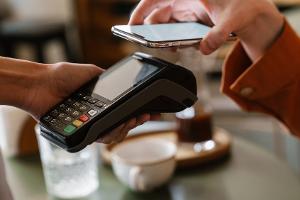 Umfrage zeigt: Immer mehr Deutsche bezahlen digital