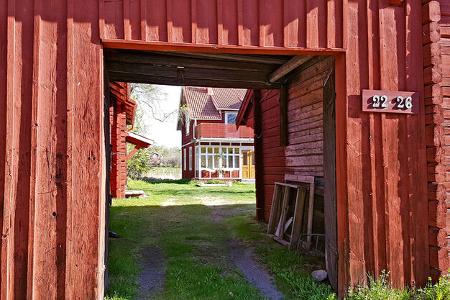 Haus, Hauseingang, Rot gestrichen, Gras