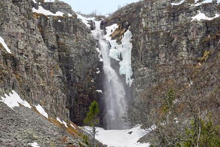 Wasserfall, Felsen, Schnee, Himmel