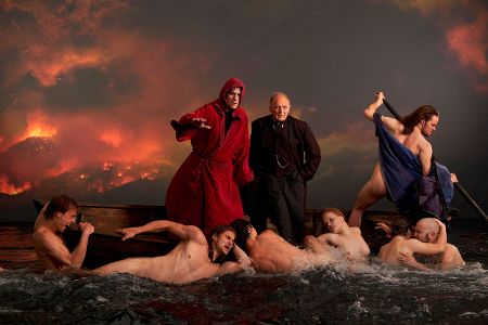 Zwei Männer in Roben stehen umringt von Wasser über liegenden Menschen, die die Hände Richtung Himmel recken