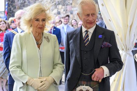 Whisky, Kilt und Regen: Charles und Camilla besuchen Edinburgh Castle Whisky, Kilt und Regen: Charles und Camilla besuchen Edinburgh Castle