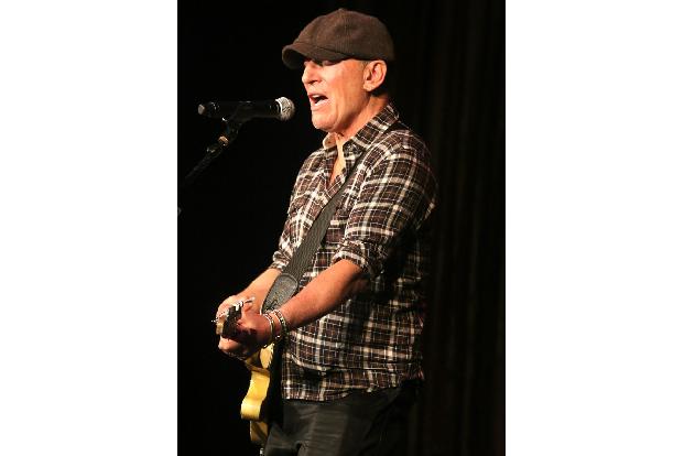 Bruce Springsteen hat ebenfalls in seine rauchige Stimme investiert — allerdings nur sechs Millionen, und die sind speziell für seine Stimmbänder gedacht.