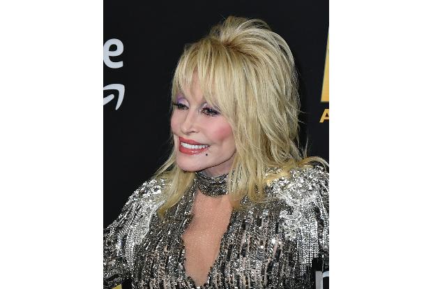 Dolly Parton ist zwar auch stimmgewaltig, doch die Country-Ikone ist vor allem für etwas anderes bekannt. Jahrelang hielt sich das Gerücht, sie habe sich jede Brust für 300.000 Dollar versichern lasse ...