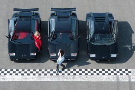 Drei schwarze Lamborghini Countach LP 5000 QV, Turbo S, LP 400 - Luftaufnahme