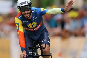 Geküsst und bestraft: Bernard stößt auf kühle Tour-Jury
