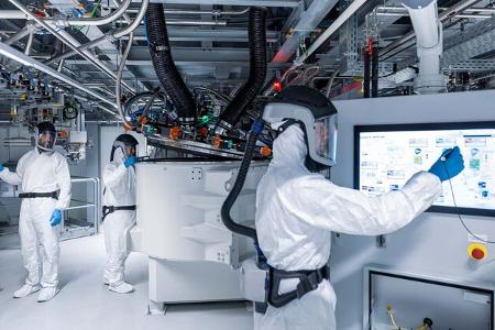 Mercedes eršffnet eCampus am Stammwerk Stuttgart UntertŸrkheim