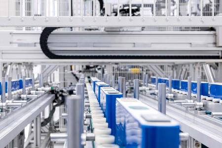 Mercedes eršffnet eCampus am Stammwerk Stuttgart UntertŸrkheim