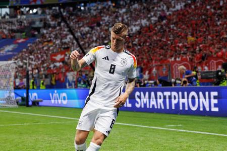 MITTELFELD: Toni Kroos - Note: 2,5 - Servierte in der Anfangsphase fast jede Ecke auf den Kopf eines Mitspielers. Ansonsten in seiner Passauswahl eher defensiv. Wurde auffälliger, als die Räume beim Gegner größer wurden. Dennoch kein Gala-Auftritt des Spielgestalters.