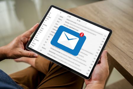 Bild zeigt ein Tablet, auf dem ein großes Email-Symbol zu sehen ist