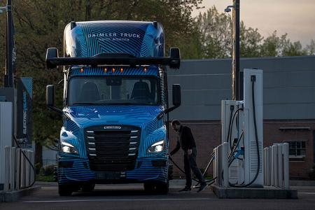 Freightliner eCascadia autonomer Elektro-Lkw