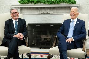 "Liegt alles am Premierminister": Biden gratuliert Starmer