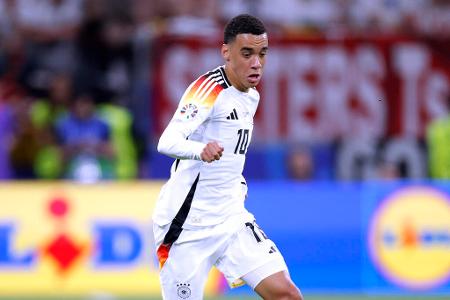 Jamal Musiala (bis 81.) - Note: 2,5 - Rotierte durch die personelle Umstellung auf die linke Seite und fand sich dort nicht auf Anhieb zurecht. Zog zwar viele Fouls, spielerische Durchbrüche konnte er aber zunächst selten initiieren. Als Dänemark aufmachte, vollendete er einen schnellen Angriff eiskalt zur Vorentscheidung.