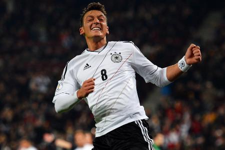 Mesut Özil - Wurde nach der WM 2018 zum Sündenbock stilisiert und verkündete seinen DFB-Rücktritt mit einer dreiteiligen Generalabrechnung. Nach dem Karriereende 2023 setzte sich der Bruch fort: Fiel zuletzt als Bodybuilder und mit einem tätowierten Symbol der türkischen, rechtsextremistischen Gruppe Graue Wölfe auf. Bei der EM saß er mit Präsident Erdogan in Berlin auf der Tribüne.