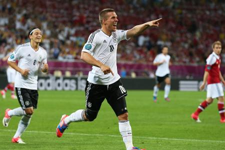 Lukas Podolski - Der Stimmungsonkel im Campo Bahia 2014 traf zum Abschied aus der Nationalmannschaft 2017 nochmals gegen England mit dem Tor des Jahres. Spielte danach in Japan bei Vissel Kobe und in der Türkei für Antalyaspor. Kehrte schließlich zu seinen Wurzeln zurück und kickt derzeit in Polen für Zabrze. Hat in Köln mehrere Dönerbuden und Eisläden und darüber hinaus ein eigenes Musikfestival an den Start gebracht.