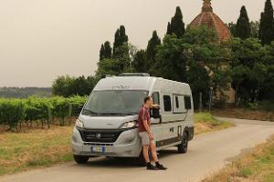 Campingbus mit Hubbett im Heck