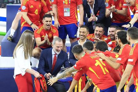 EM: König Felipe und Prinzessin Sofía feiern mit dem spanischen Team EM: König Felipe und Prinzessin Sofía feiern mit dem spanischen Team