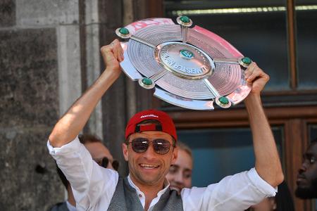 'So wie wenn man in der Kreisklasse aufsteigt, nur vielleicht ein bisschen gedämpfter.' (Thomas Müller über die Feierlichkeiten nach dem Sieg in Augsburg, mit dem sich der FC Bayern am 29. Spieltag der Saison 2017/2018 vorzeitig die 28. Meisterschaft sicherte)