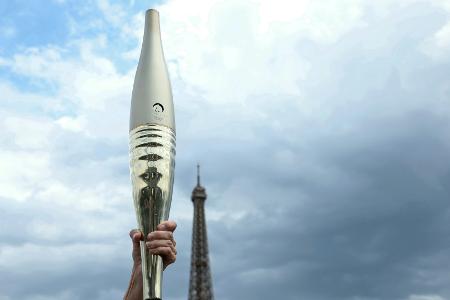 Fackellauf-Spektakel auf Pariser Eiffelturm Fackellauf-Spektakel auf Pariser Eiffelturm