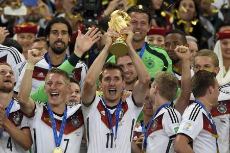 Die Weltmeister von 2014 und was sie jetzt machen - 2014 stürmte die deutsche Fußball-Nationalmannschaft in Brasilien zum WM-Titel. Der legendären 7:1-Demontage des Gastgebers im Halbfinale folgte am 13. Juli 2014 im Finale ein knapper 1:0-Erfolg nach Verlängerung gegen Argentinien. Das machen die 23 WM-Helden heute: Die Weltmeister von 2014 und was sie jetzt machen - 2014 stürmte die deutsche Fußball-Nationalmannschaft in Brasilien zum WM-Titel. Der legendären 7:1-Demontage des Gastgebers im Halbfinale folgte am 13. Juli 2014 im Finale ein knapper 1:0-Erfolg nach Verlängerung gegen Argentinien. Das machen die 23 WM-Helden heute:
