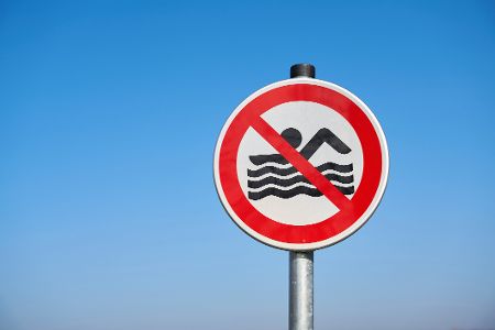 Schild zeigt Badeverbot an