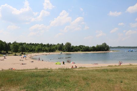 Badestelle am See mit vielen Menschen