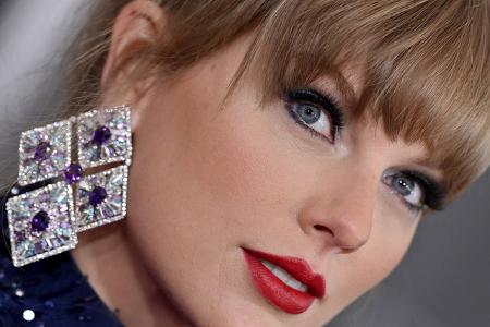 Die Karten sind gerade in den USA so teuer gewesen, dass viele Swifties den Sommer über in Europa einfallen, um ihren Star zu sehen: In Amerika liegen die Durchschnittsausgaben rund um ein Konzert der Sängerin bei rund 1.300 Dollar.
