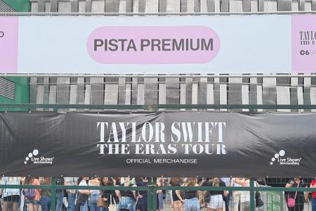 Taylor Swift hat mit 'The Eras' selbst schon über eine Milliarde Dollar umgesetzt — Rekord, und die Tour ist noch lange nicht zu Ende. Besonders bemerkenswert: TayTay schafft diese Umsätze allein mit ...