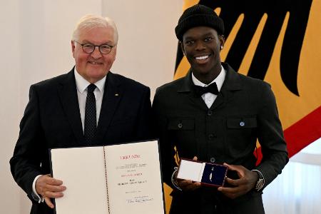 Fahnenträger bei Olympia: Basketballer werben für Schröder Fahnenträger bei Olympia: Basketballer werben für Schröder