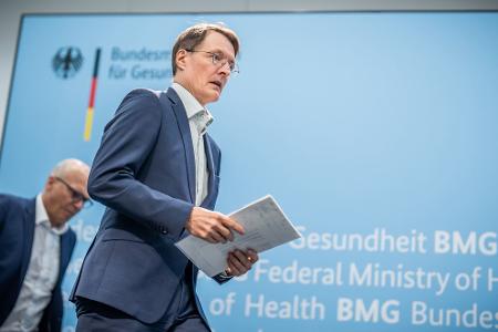 Das Ministerium von Karl Lauterbach (Gesundheit) geht an die CDU. Auch sein Ausscheiden ist daher wahrscheinlich. Svenja Schulze könnte allerdings Entwicklungsministerin bleiben und Klara Geywitz Bauministerin.