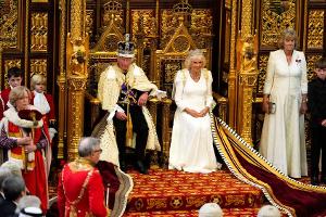 König Charles III. eröffnet Parlament mit Staatskrone - und Camilla