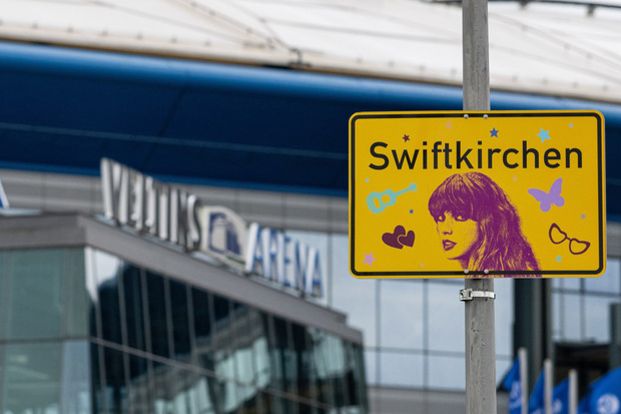 Taylor Swift ist endlich in Deutschland. Am Mittwoch (17. Juli) gibt der Superstar das erste von drei Konzerten in der Veltins-Arena auf Schalke, kommende Woche folgen zwei Auftritte in Hamburg und zw ... Taylor Swift ist endlich in Deutschland. Am Mittwoch (17. Juli) gibt der Superstar das erste von drei Konzerten in der Veltins-Arena auf Schalke, kommende Woche folgen zwei Auftritte in Hamburg und zw ...