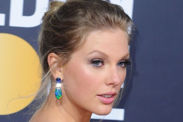 Taylor selbst wechselt 16 Mal ihr Outfit, und zwar so gekonnt, dass sie dabei teilweise nicht mal vom Klavier aufstehen muss.