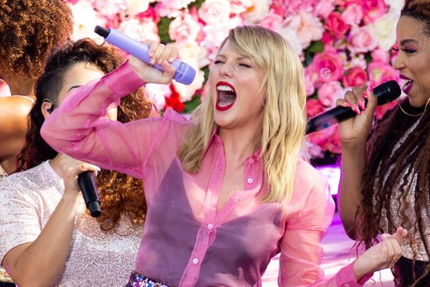 Weltweit hat Taylor rund sechs Millionen Tickets verkauft. Eine Untersuchung der ersten 60 Auftritte ergab, dass Fans vor Ort im Schnitt zusätzlich 40 Dollar pro Kopf für Merchandise ausgeben.