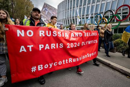 Bericht: Russische Athleten haben gegen Auflagen verstoßen Bericht: Russische Athleten haben gegen Auflagen verstoßen
