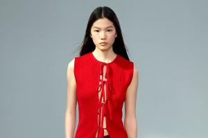 Tie-Front-Blusen: Styling-Tipps zum romantischen Mode-Trend
