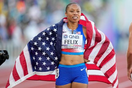 Sportlerin mit USA-Flagge über den Schultern