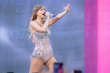 Taylor Swift: Im Hamburger Regen begrüßt sie einen prominenten Fan Taylor Swift: Im Hamburger Regen begrüßt sie einen prominenten Fan