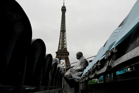 Regen in Paris: Verzögerter Tennis-Beginn auf Außenplätzen Regen in Paris: Verzögerter Tennis-Beginn auf Außenplätzen