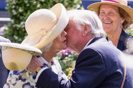 Königin Camilla: Liebevoller Auftritt mit Ex-Mann Andrew in Ascot Königin Camilla: Liebevoller Auftritt mit Ex-Mann Andrew in Ascot