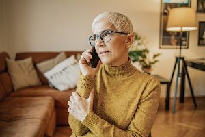 Studierende telefonieren mit einsamen Senioren