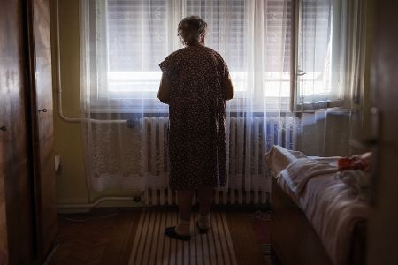 alte frau allein