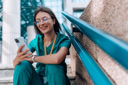 Medizinstudentin mit handy