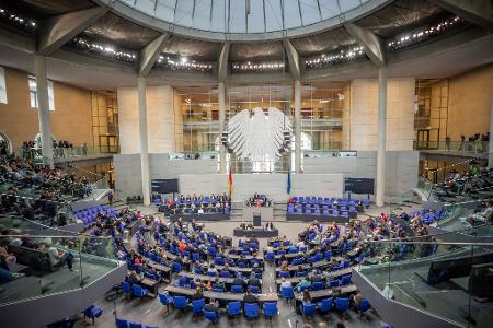 Die CDU hat bei der Bundestagswahl 22,6 Prozent der Stimmen bekommen, die SPD 16,4 und die CSU 6,0. Nimmt man das zum Maßstab, würden der CDU von den 18 Posten im Kabinett rein rechnerisch 9,0 zustehen, der SPD 6,6 und der CSU 2,4. Das bedeutet, dass SPD und CSU bei der jetzt beschlossenen Verteilung etwas besser wegkommen, als das Wahlergebnis es wiedergibt. Die CDU steht schlechter da.