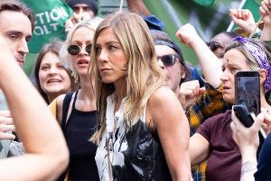 Jennifer Aniston: Bei "The Morning Show"-Dreh mit Kunstöl übergossen