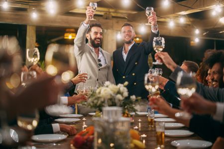 Fröhliche Runde an Gästen in einem Restaurant