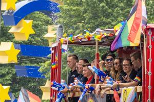 Zeichen für Vielfalt: Sportverbände beim CSD Frankfurt