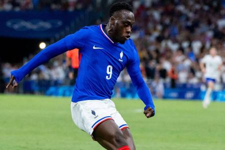 Arnaud Kalimuendo (Stade Rennes) - 'kicker' und 'Sky' hatten über das VfB-Interesse an Arnaud Kalimuendo berichtet. Dem Fachmagazin zufolge schreckt aber ein Preisschild von mehr als 20 Millionen Euro für den französischen Olympia-Teilnehmer ab.