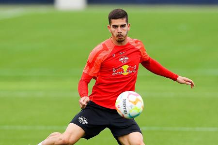 André Silva (RB Leipzig) - Wie die 'Bild' berichtet, beschäftigen sich die Bosse des VfB Stuttgart mit André Silva von RB Leipzig. Der Portugiese spielte in der vergangenen Saison auf Leihbasis bei Real Sociedad San Sebastian. Nach seiner Rückkehr wird er auch in diesem Jahr keinen leichten Stand bei den Roten Bullen haben.