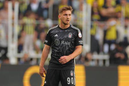 Semih Kilicsoy (Besiktas) - Der VfB Stuttgart zieht eine Verpflichtung des türkischen Nationalspielers Semih Kilicsoy vom Istanbuler Spitzenklub Besiktas in Erwägung, das berichtet 'Bild'. Demnach fordert Besiktas 20 Millionen Euro für den 18-Jährigen. Sein Vertrag ist noch bis 2028 gültig.