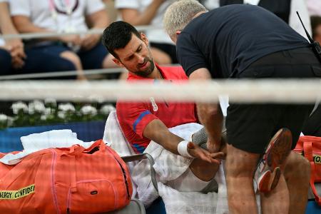 Mit Knieproblemen und Mühe: Djokovic weiter auf Goldkurs Mit Knieproblemen und Mühe: Djokovic weiter auf Goldkurs